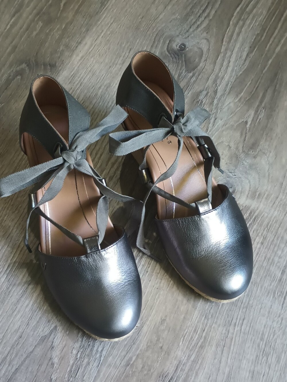 Vionic Espadrille Wedges NWOT (Metallic Pewter)A-